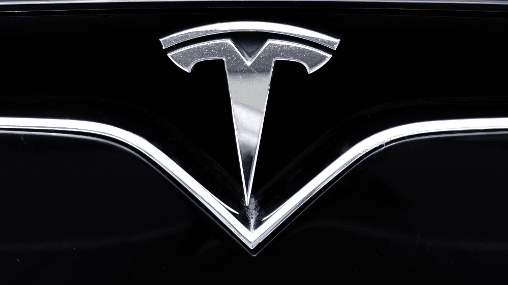 Tesla mešká s dodávkami